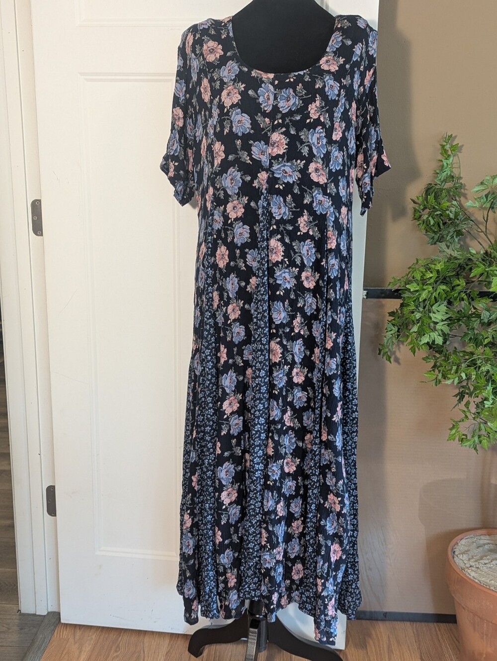 VNTG Starina Dark Navy Floral Maxi Dress. Rayon. Whimsigoth. Sz Small.